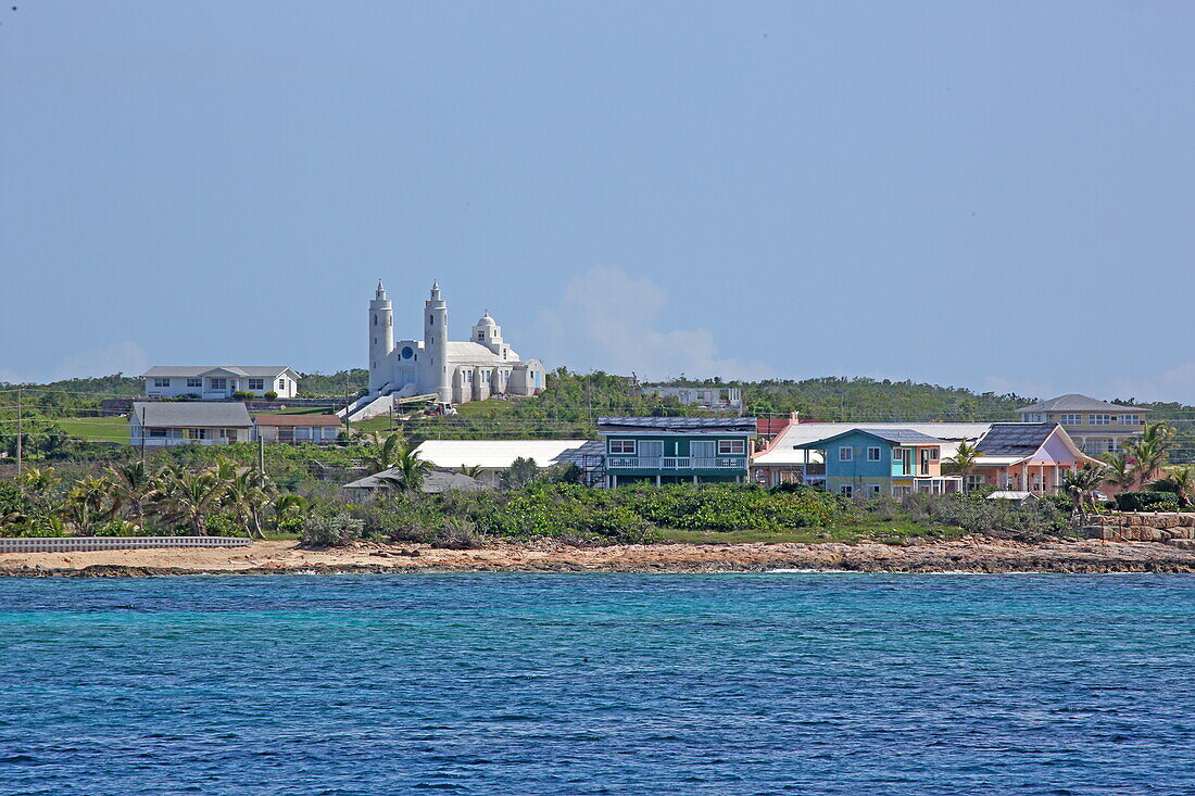 Blick auf Ort und die Kirche, Clarence Town, Insel Long Island, The Bahamas
