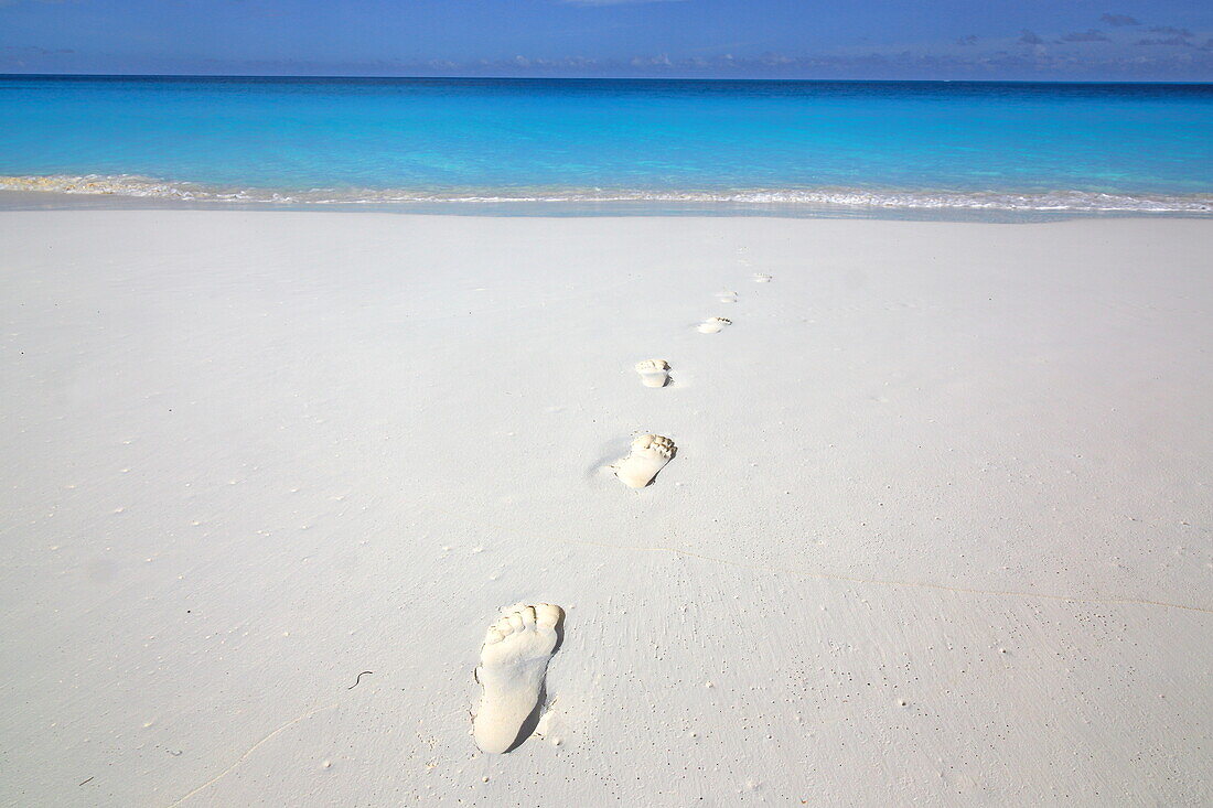 Fußspuren im Sand, Karibikstrand, Cape Santa Maria, Insel Long Island, Bahamas
