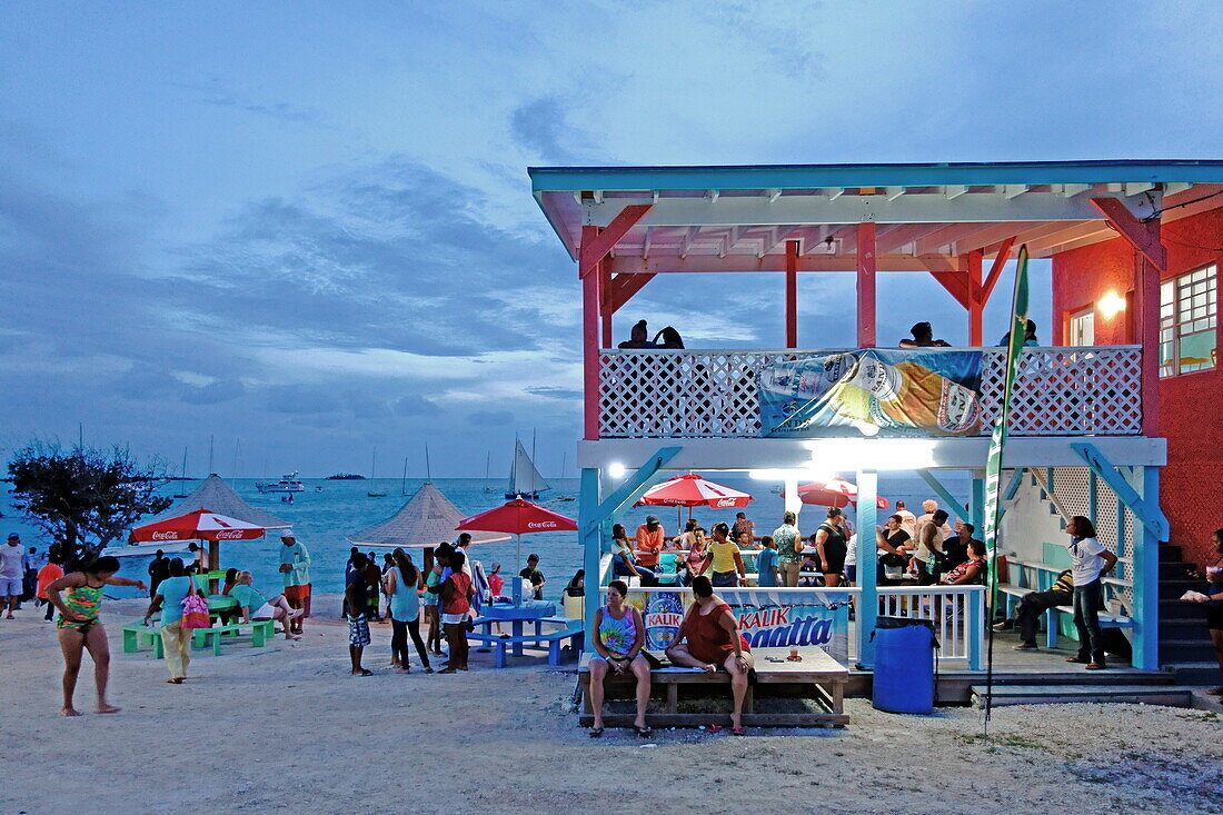 Party in der Strandbar bei der Segelregatta 'Long Island Sailing Regatta', Insel Long Island, The Bahamas