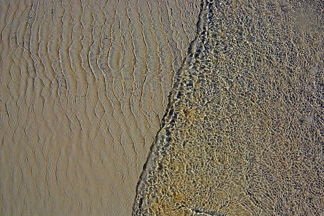 Strukturen im Sand von Brigantine Beach, Treasure Cay, Great Abaco, Abaco Islands, Bahamas