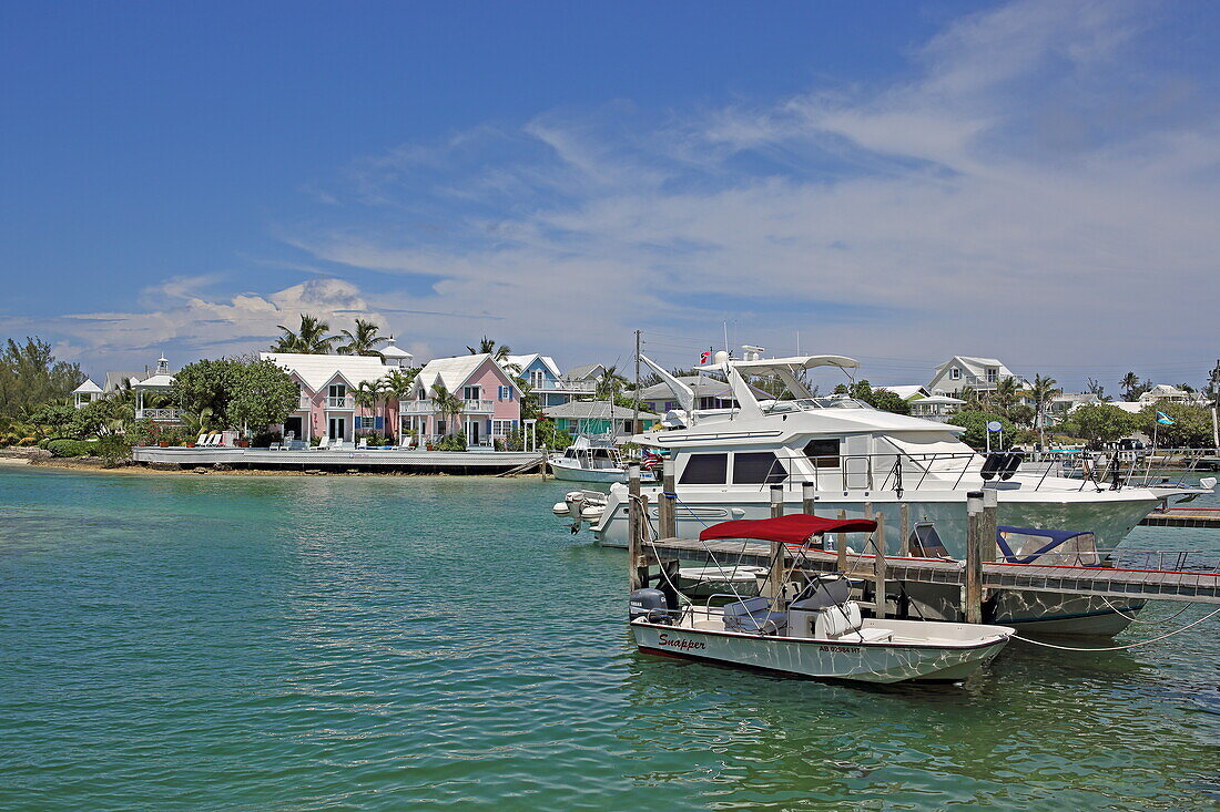 Blick auf Boote und Häuser von Hope Town, Elbow Cay, Abaco Islands, Bahamas