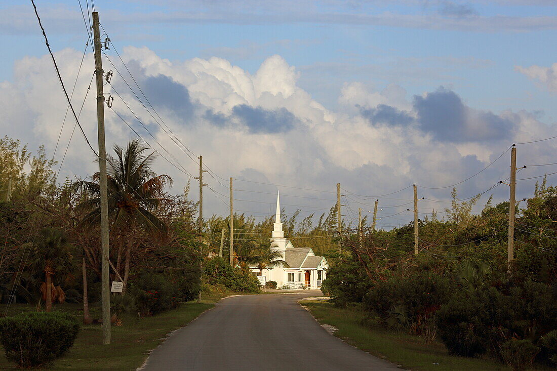 Landstrasse zur Kirche Christ of St. Simon by the Sea, Treasure Cay, Great Abaco, Abaco Islands, Bahamas