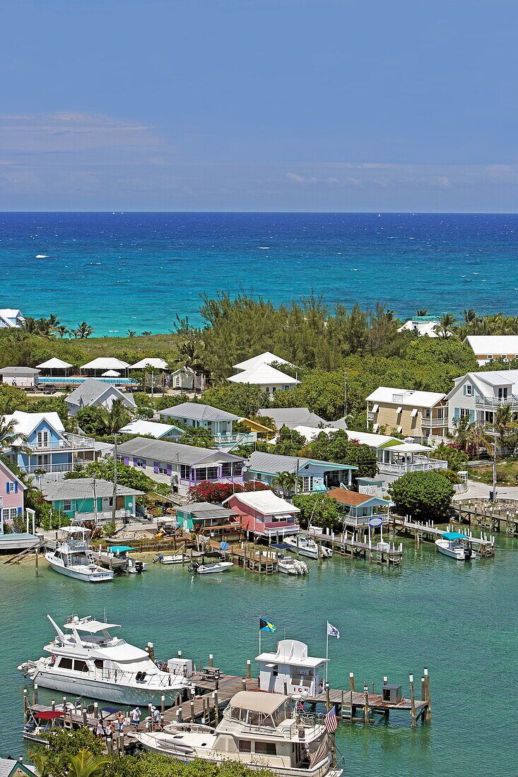 Blick aus der Luft auf Hope Town, Elbow Cay, Abaco Islands, Bahamas