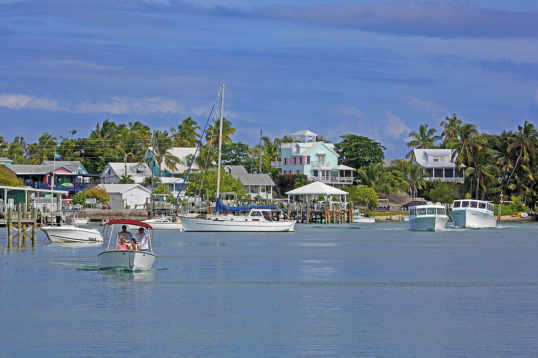 Boote in der Bucht von Hope Town, Elbow Cay, Abaco Islands, Bahamas
