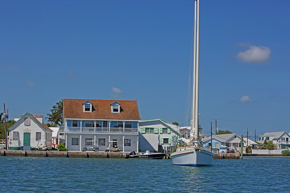 Typische Häuser am Hafen in New Plymouth, Green Turtle Cay, Abaco Islands, Bahamas