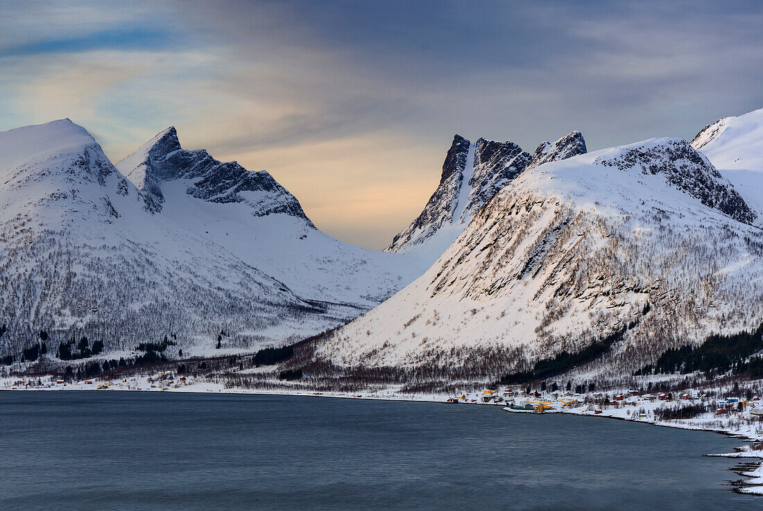 Winterliche Fjordlandschaften auf der Insel Senja, Norwegen.