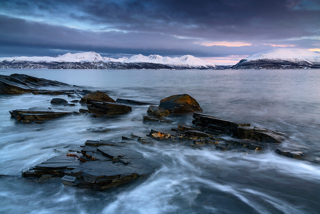 Winterliche Fjordlandschaften in den Lyngenalpen, Norwegen.