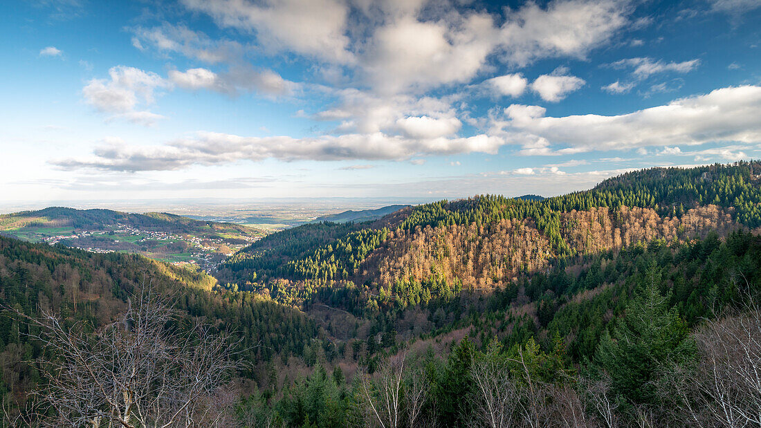 Aussichtspunkt Wiedenfelsen, die Sonne scheint ins Bühlertal, Rastatt, Schwarzwald, Baden-Württemberg, Deutschland