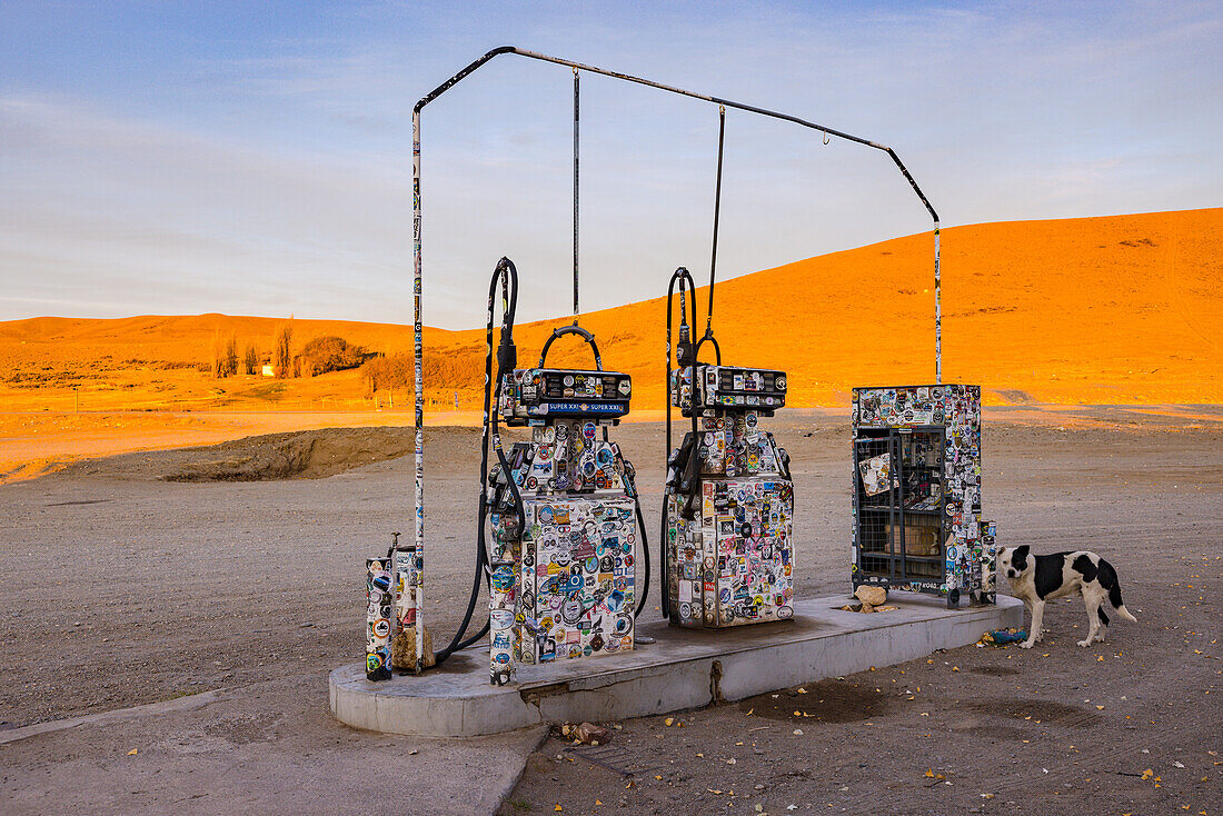 Eine altertümliche mit vielen Stickern beklebte Tankstelle in der einsamen Pampa von Argentinien, Patagonien, Südamerika