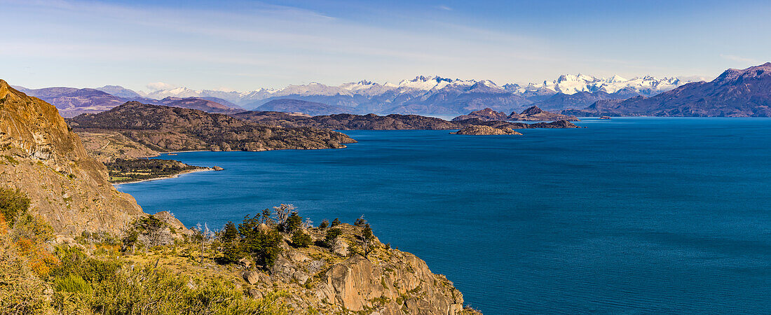 Phänomenaler Fernblick auf die Anden hinter dem Lago General Carrera entlang der Panoramastraße Ruta 265, Chile, Patagonien, Südamerika