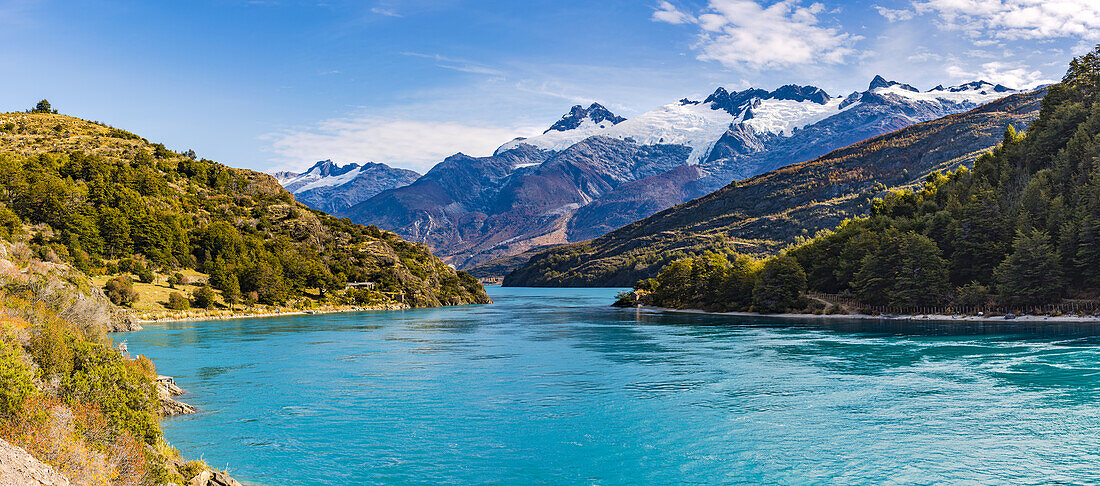 Atemberaubende Aussicht an der Carretera Austral über das türkis-blaue Wasser des Lago General Carrera auf die Schneegipfel der Anden, Chile, Patagonien, Südamerika