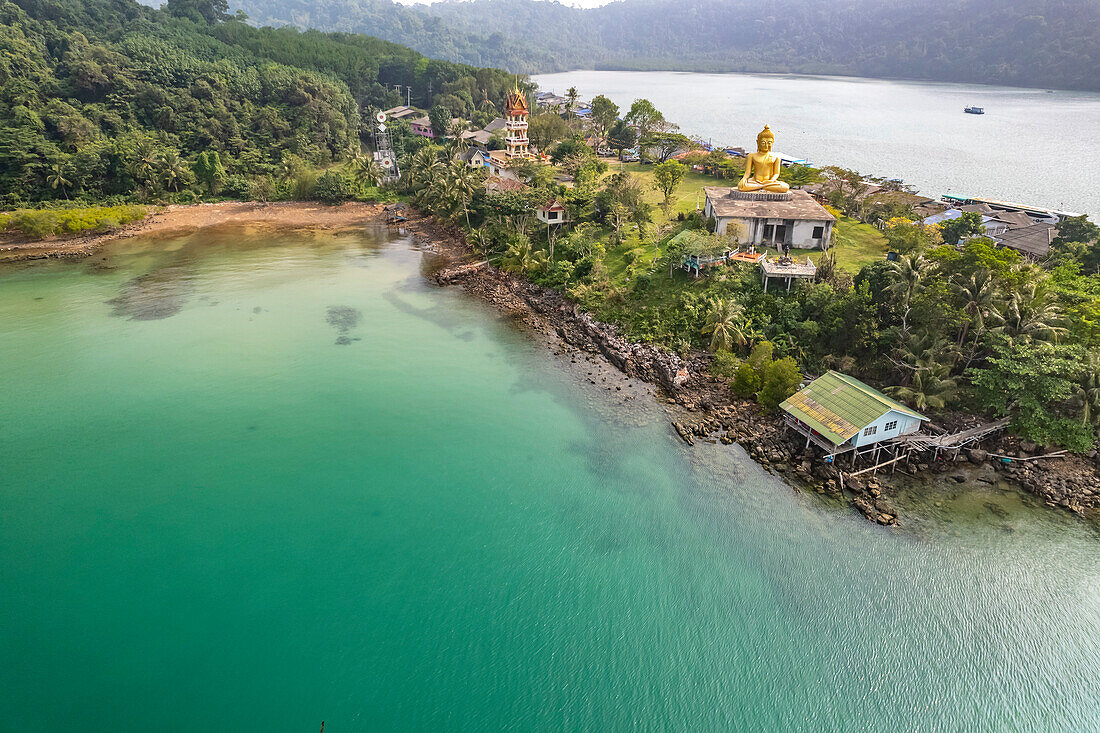 Der grosse Buddha des Wat Ao Salat im Fischerdorf Ban Ao Salad aus der Luft gesehen, Insel Insel Ko Kut oder Koh Kood im Golf von Thailand, Asien 