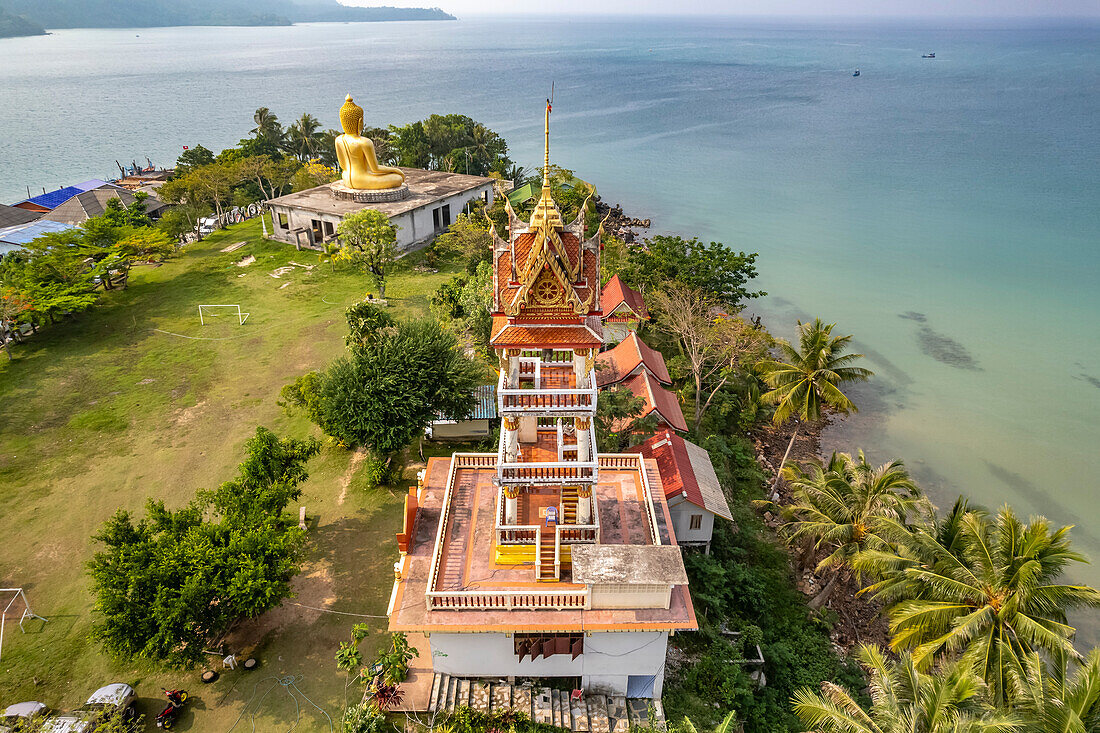 Der grosse Buddha des Wat Ao Salat im Fischerdorf Ban Ao Salad aus der Luft gesehen, Insel Insel Ko Kut oder Koh Kood im Golf von Thailand, Asien  