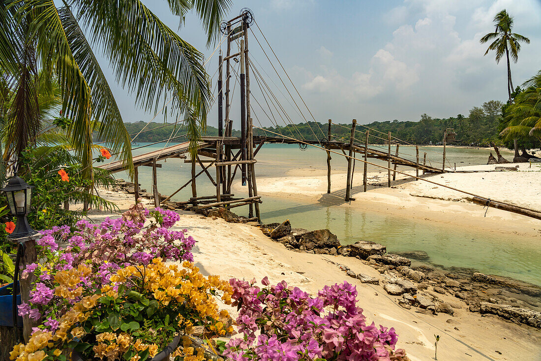 Holzbrücke an der Bucht von Bang Bao, Insel Ko Kut oder Koh Kood im Golf von Thailand, Asien 