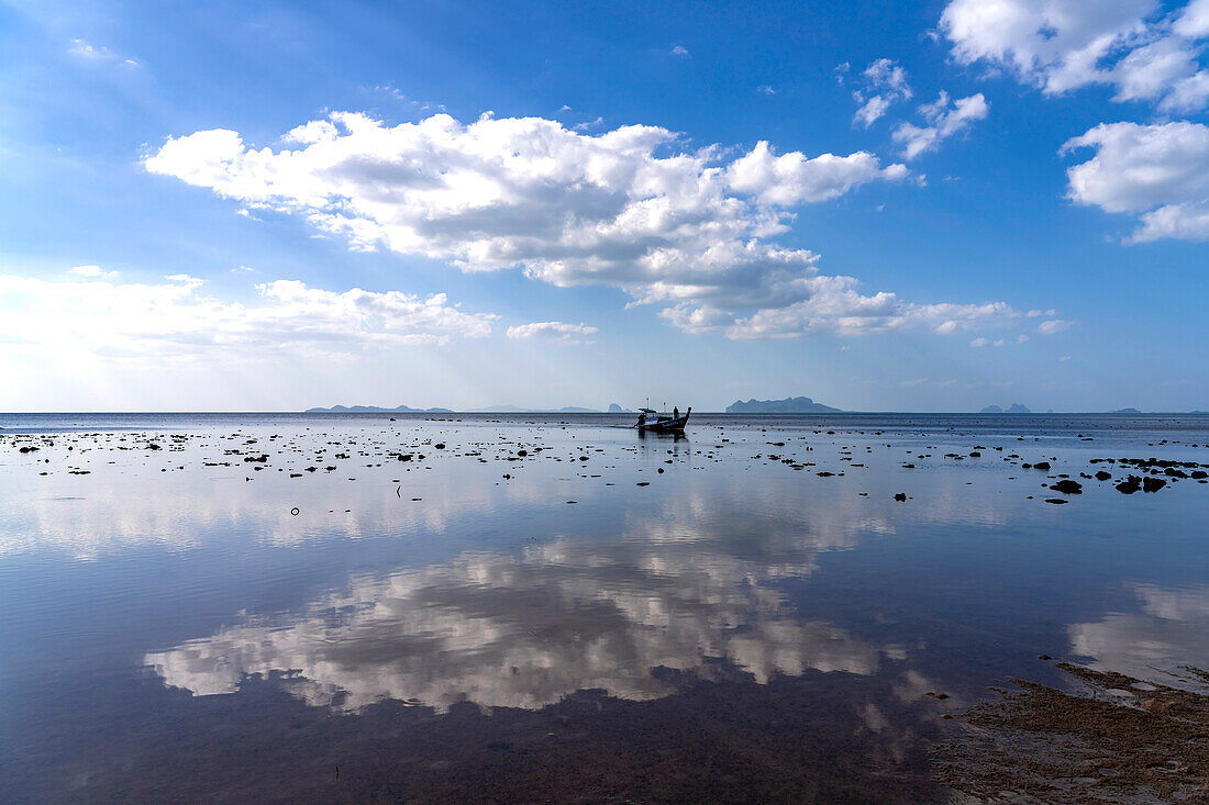 Wolken spiegeln sich vor der Insel Koh Libong in der Andamanensee, Thailand, Asien 