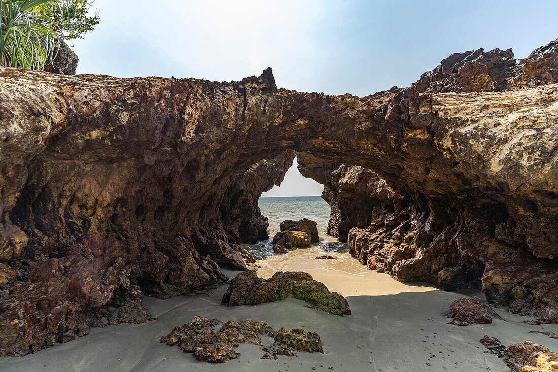 Stone Bridge auf der Insel Koh Libong in der Andamanensee, Thailand, Asien   