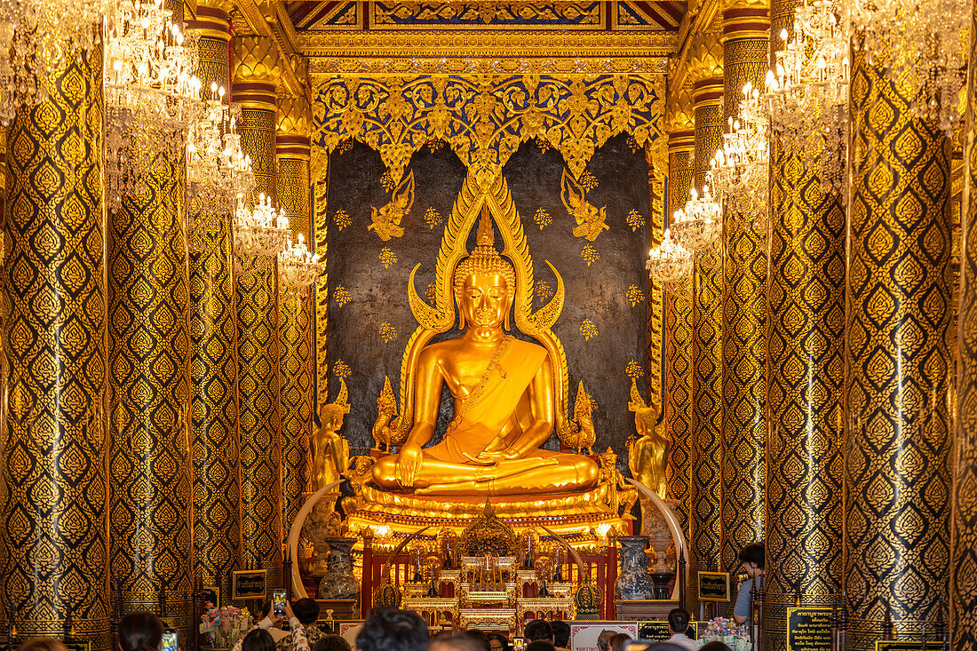 Die verehrte Buddha-Statue Phra Putthachinnarat im Sukhothai-Stil im Tempel Wat Phra Si Rattana Mahathat, Phitsanulok, Thailand, Asien 