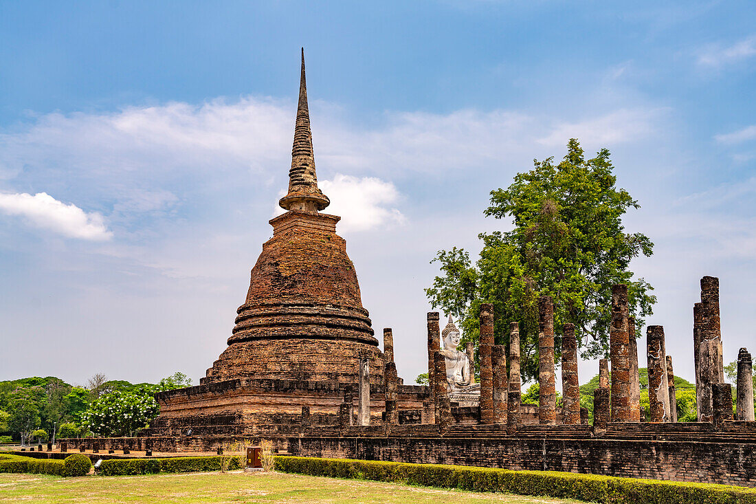 Buddha Statue und Chedi des buddhistischen Tempel Wat Sa Si, UNESCO Welterbe Geschichtspark Sukhothai, Thailand, Asien