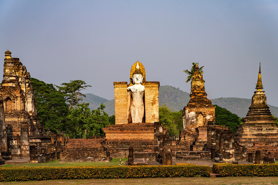 Riesiger stehender Buddha im Tempel Wat Mahathat im UNESCO Welterbe Geschichtspark Sukhothai, Thailand, Asien
