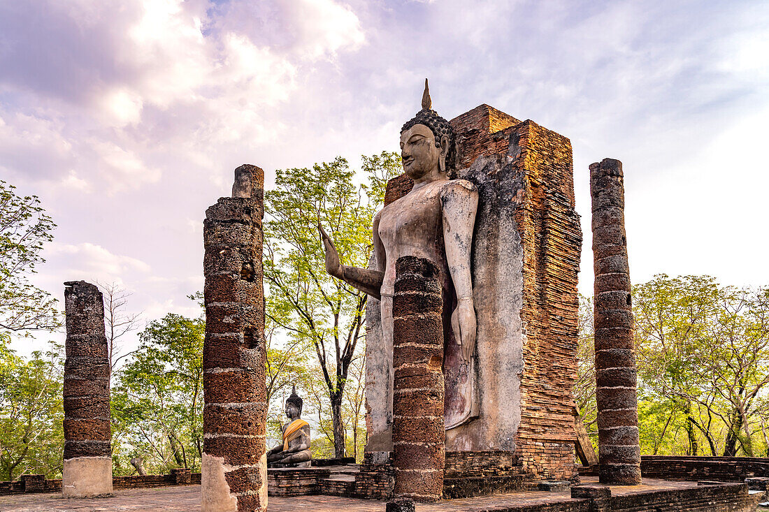 Der riesige stehende Buddha im Tempel Wat Saphan Hin, UNESCO Welterbe Geschichtspark Sukhothai, Thailand, Asien 