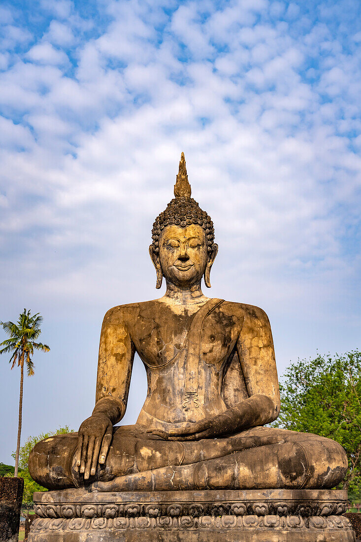Buddha Statue im zentralen buddhistischen Tempel Wat Mahathat, UNESCO Welterbe Geschichtspark Sukhothai, Thailand, Asien   
