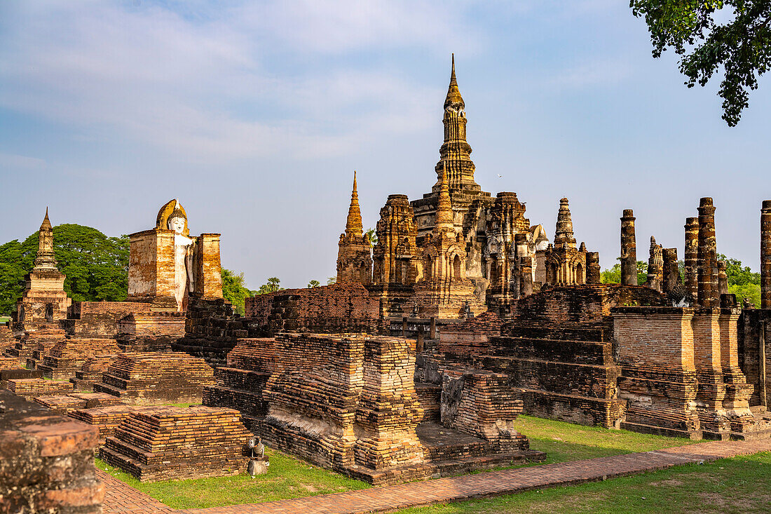 The central Buddhist temple Wat Mahathat, UNESCO World Heritage Sukhothai Historical Park, Thailand, Asia