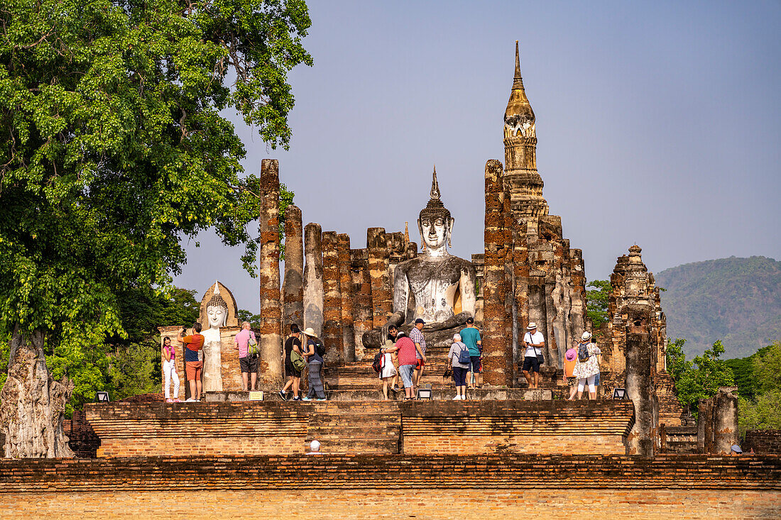 Touristen im zentralen buddhistischen Tempel Wat Mahathat, UNESCO Welterbe Geschichtspark Sukhothai, Thailand, Asien   