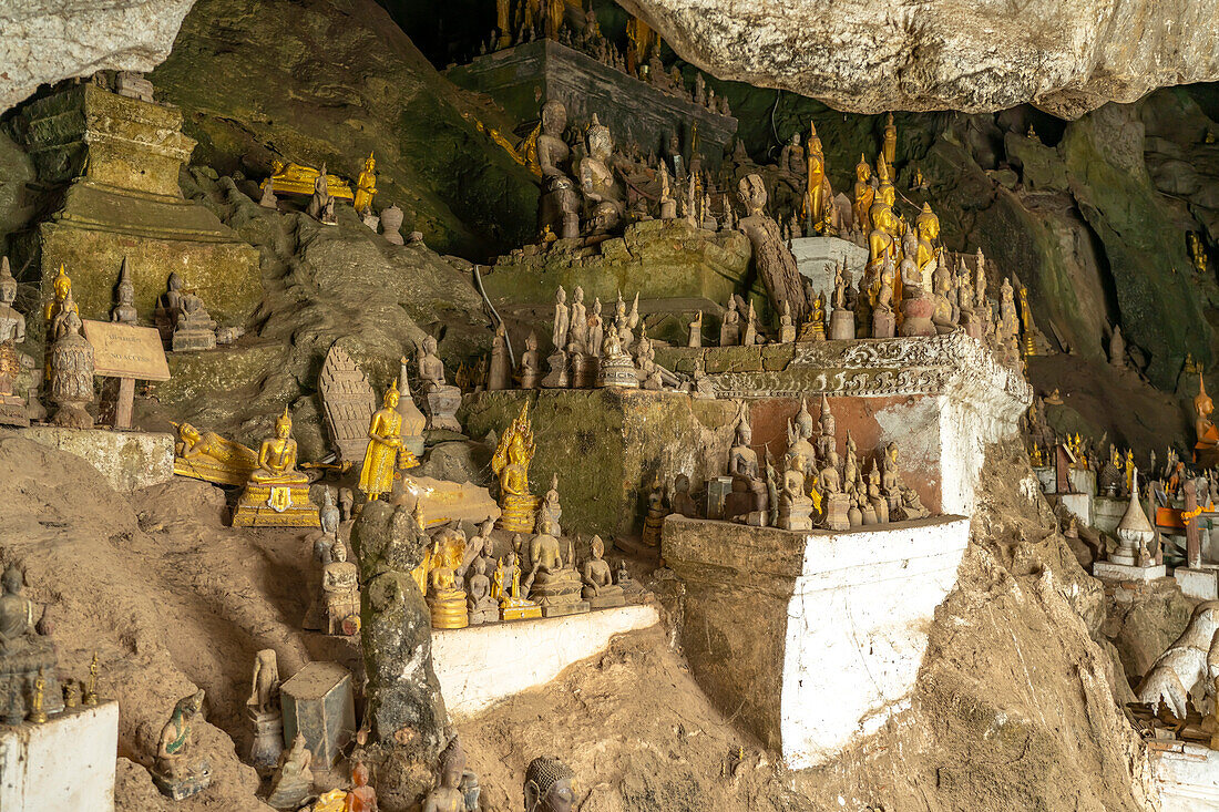 Buddha Statuen in den Pak Ou Höhlen bei Luang Prabang, Laos, Asien 