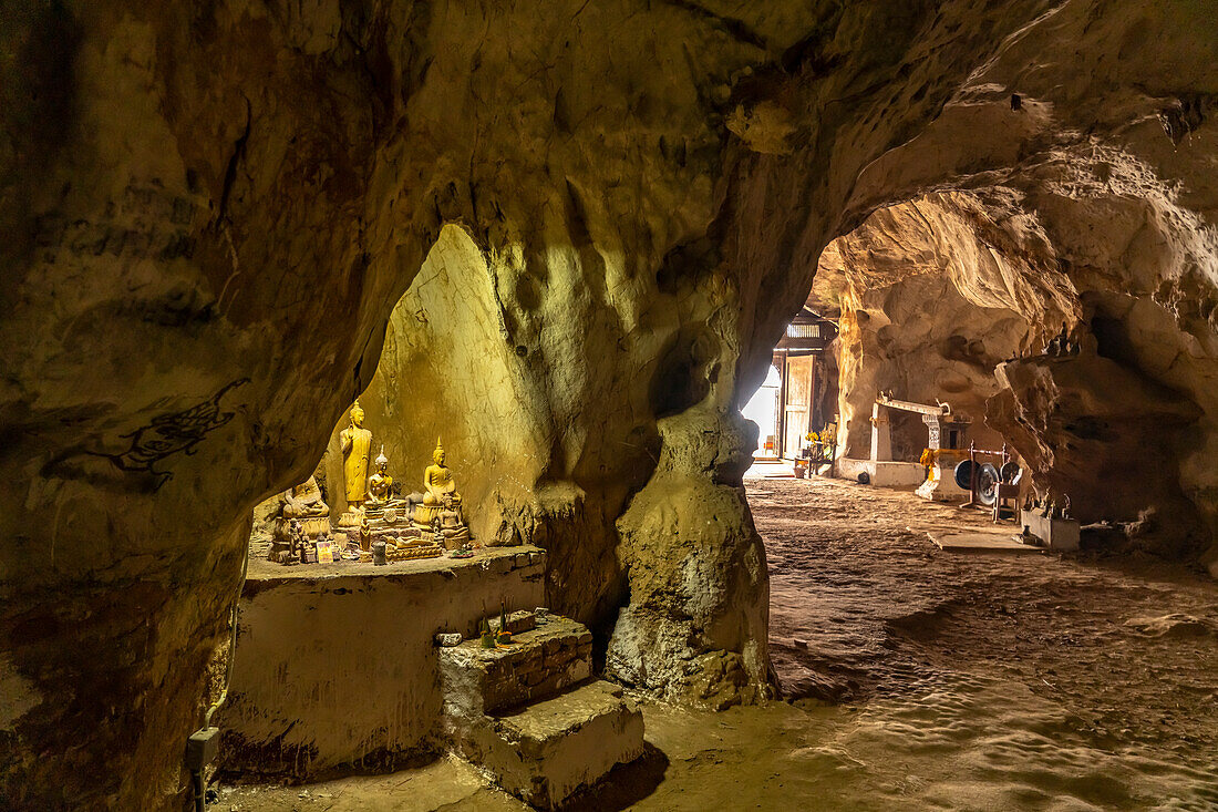 Buddha Statuen in den Pak Ou Höhlen bei Luang Prabang, Laos, Asien