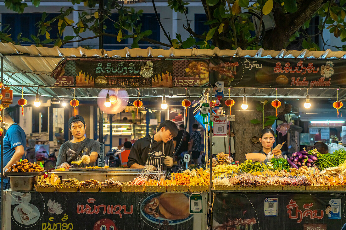Street food Büffet auf dem Nachtmarkt in Luang Prabang, Laos, Asien 