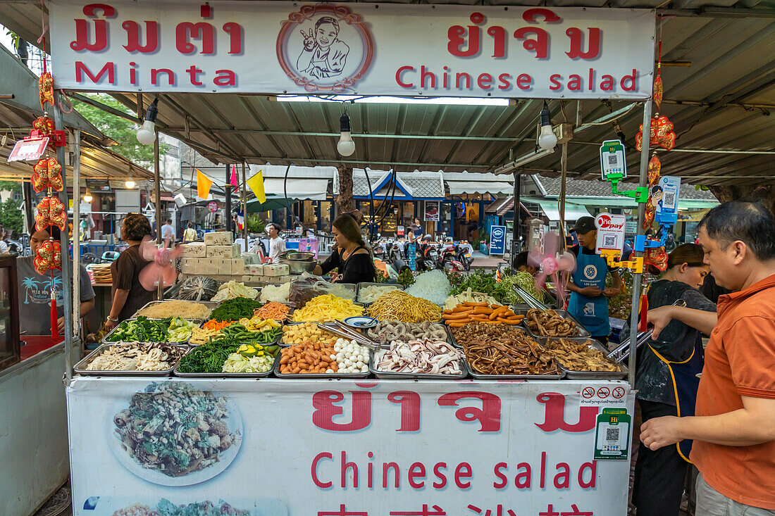 Buffet mit chinesischem Salat auf dem Nachtmarkt in Luang Prabang, Laos, Asien 