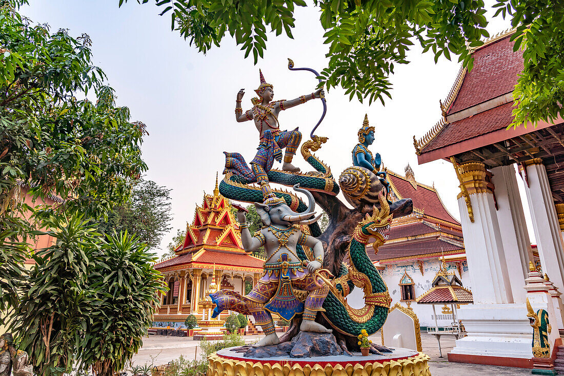 Figuren der buddhistischen Mythologie am Tempel Wat That Luang Neua in der Hauptstadt Vientiane, Laos, Asien