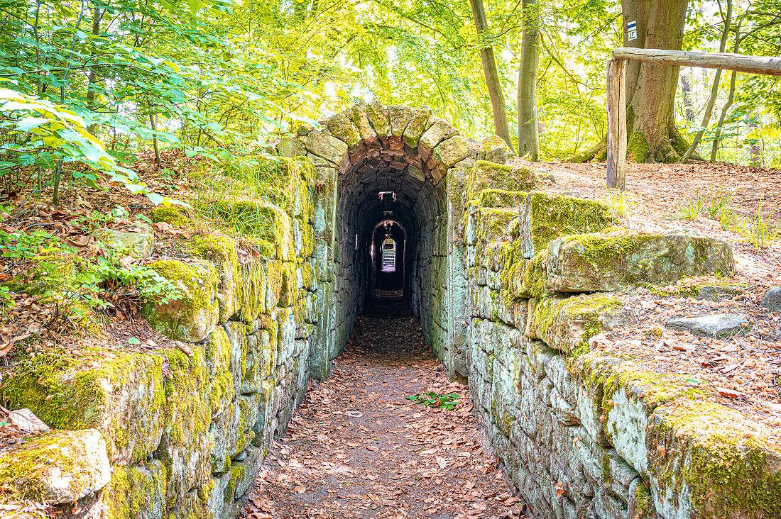 Unterirdischer Fluchttunnel aus alten Natursteinen auf der Jagdanlage Rieseneck, Kleineutersdorf, Thüringen, Deutschland