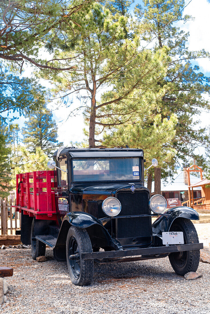 Oldtimer-Pick-up-Truck im Dorf Cloudcroft, New Mexico.