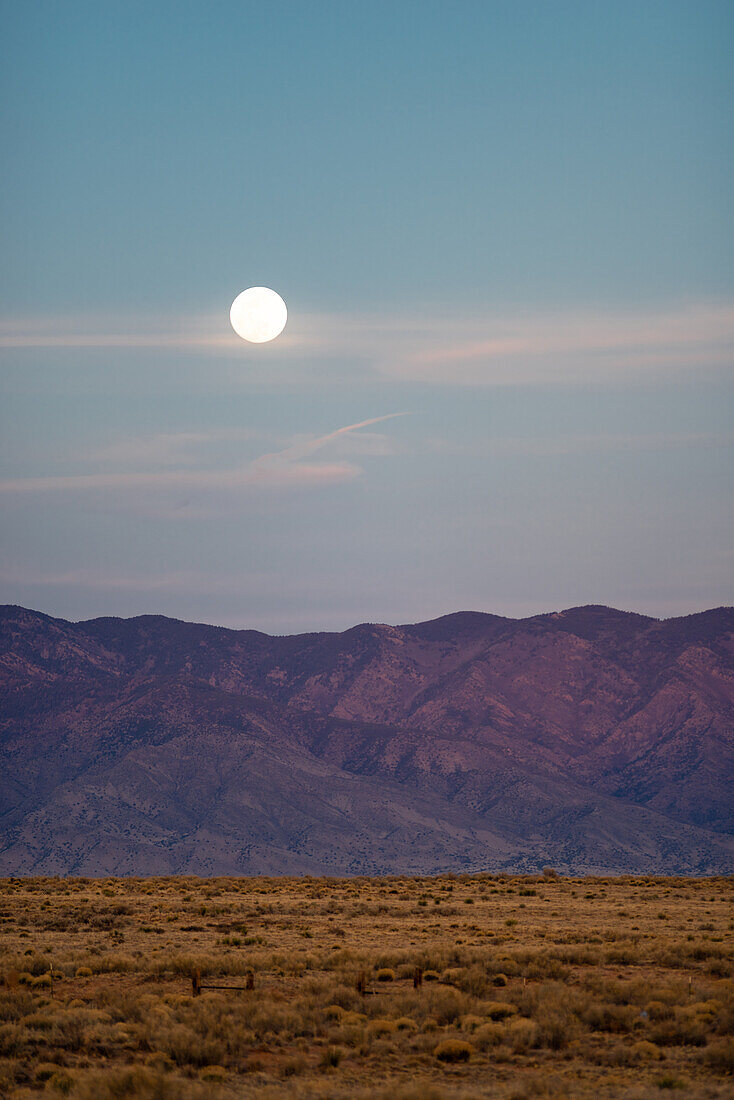 Vollmond geht über der Wüste von New Mexico auf.