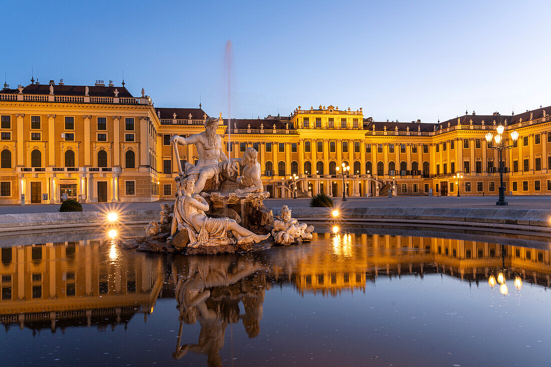 Brunnen im Ehrenhof von Schloss Schönbrunn in der Abenddämmerung, UNESCO Welterbe in Wien, Österreich, Europa 