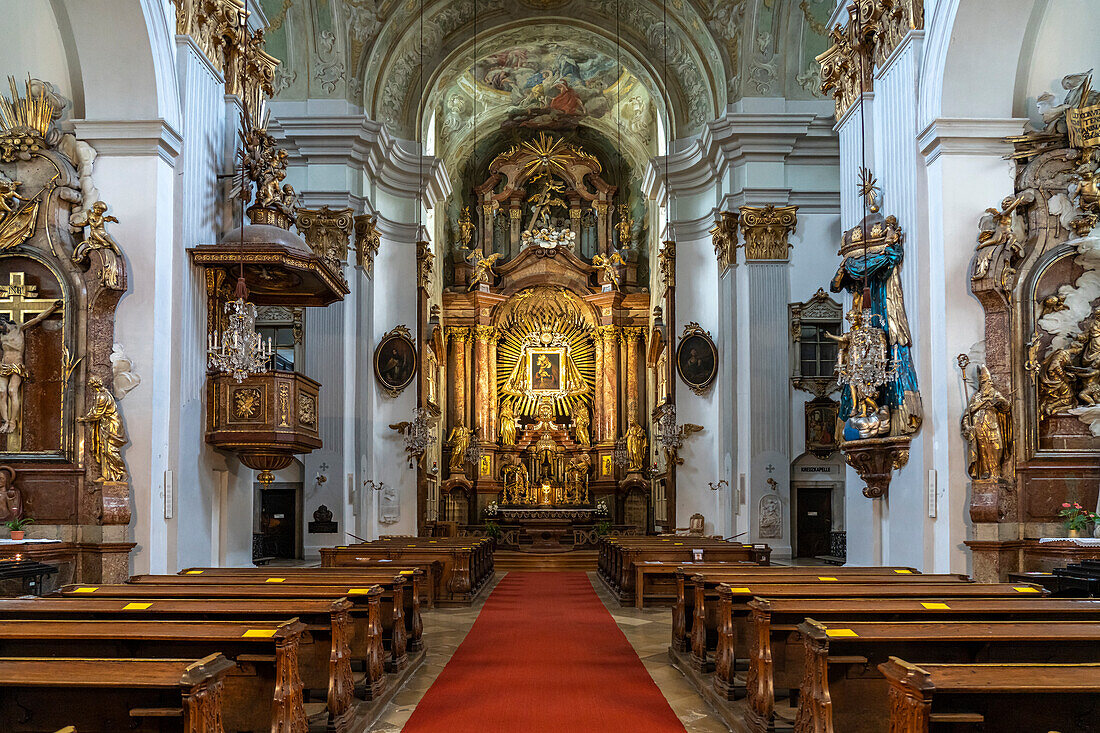 Innenraum der barocken Pfarrkirche Mariahilfer Kirche in Wien, Österreich, Europa 