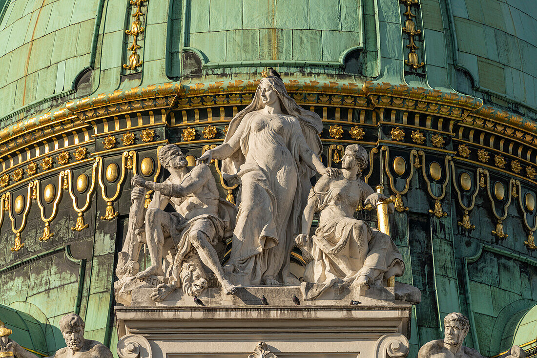Statuen an der Kuppel des Michaelertrakt der Hofburg in Wien, Österreich, Europa  