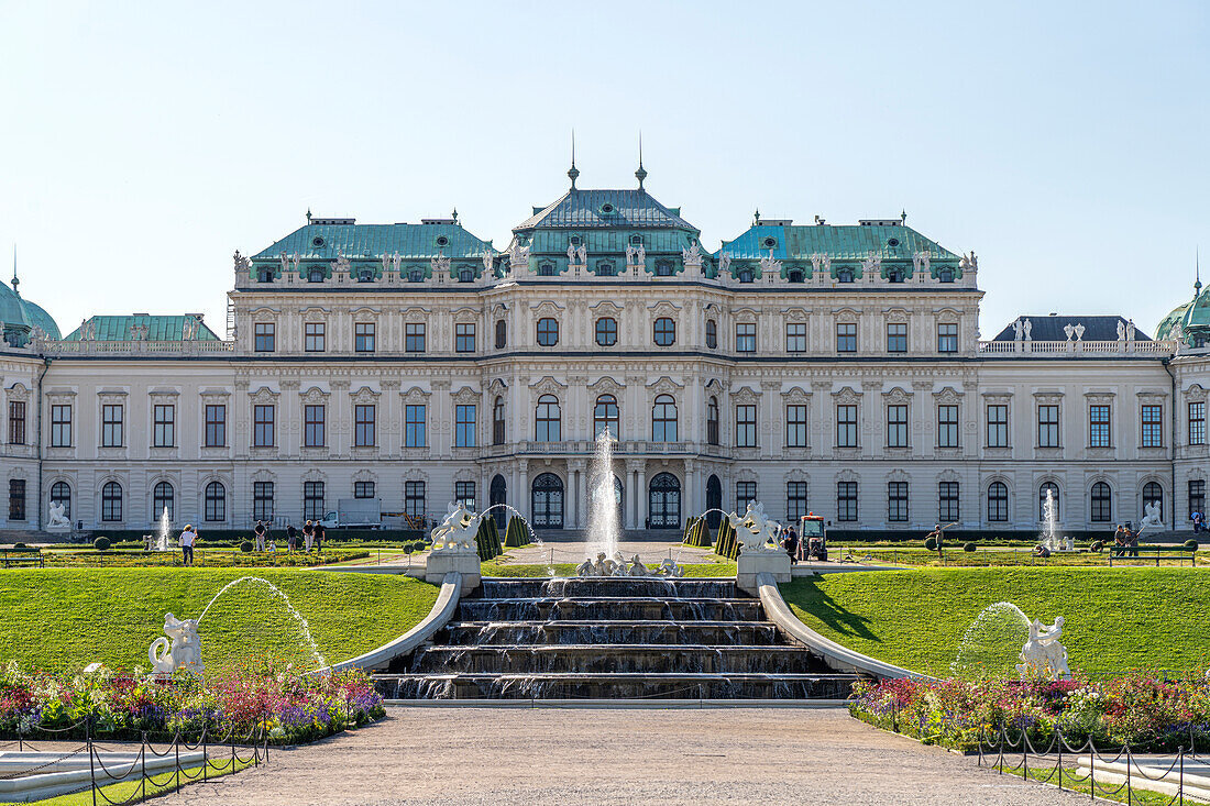 Schlossgarten und das Obere Schloss Belvedere in Wien, Österreich, Europa 