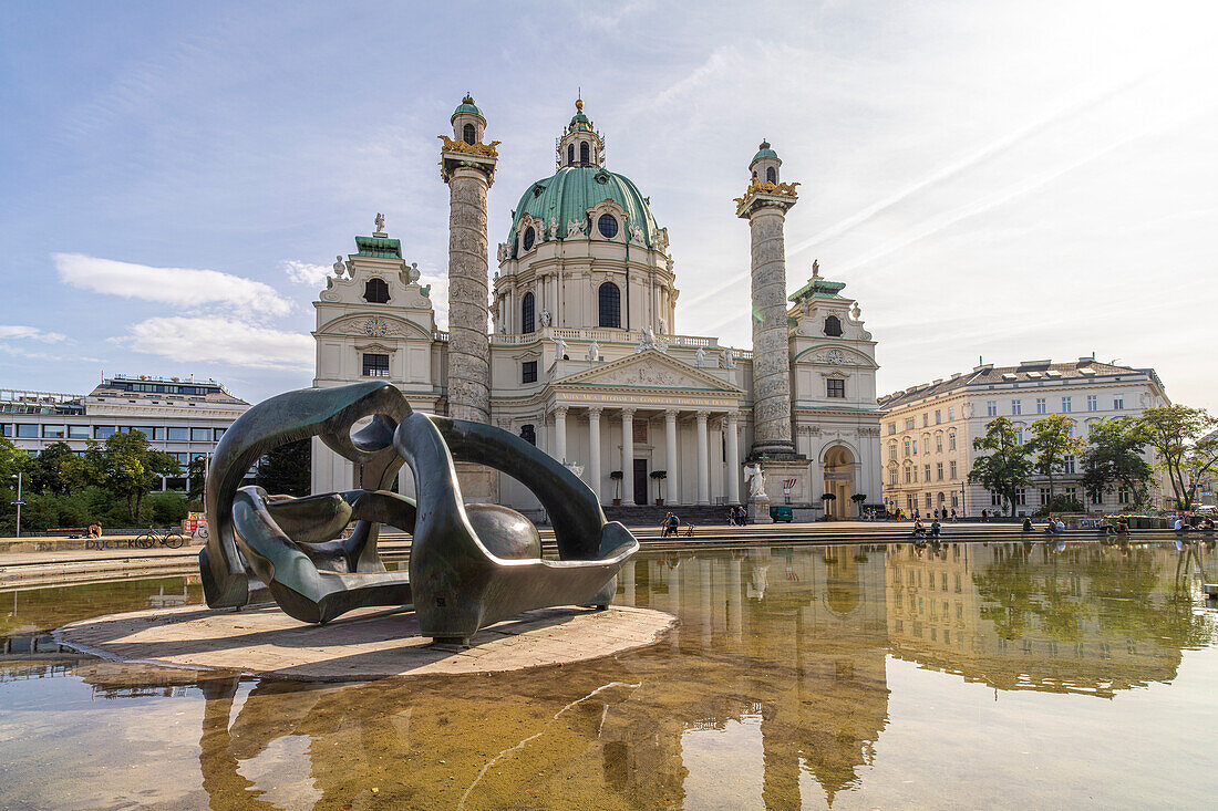 Plastik von Henry Moore Hill Arches und die Karlskirche in Wien, Österreich, Europa  