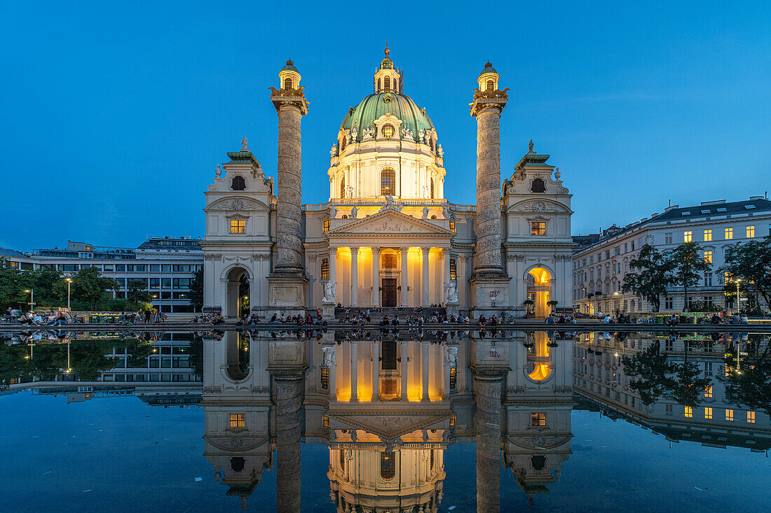 Die barocke Karlskirche in der Abenddämmerung, Wien, Österreich, Europa