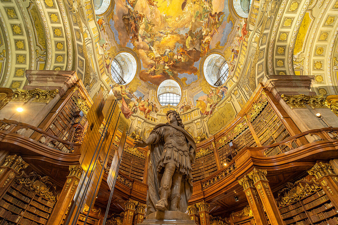 Kaiserstatue Karls VI. von Peter und Paul Strudel, Prunksaal der Österreichischen Nationalbibliothek in Wien, Österreich, Europa  