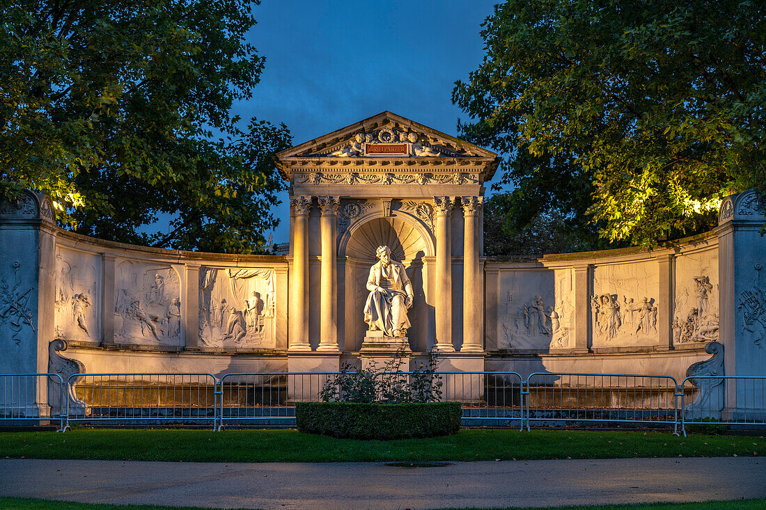 Das Grillparzer Denkmal im Volksgarten in der Abenddämmerung, Wien, Österreich, Europa 