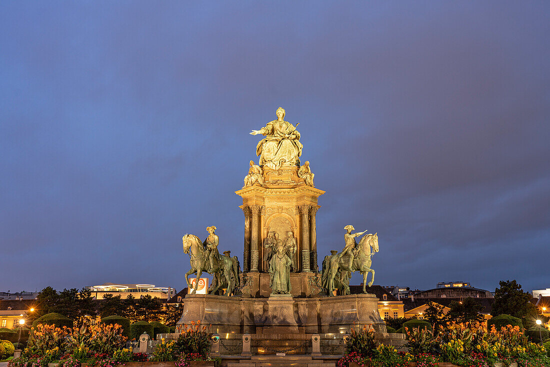 Das  Maria-Theresien-Denkmal auf dem Maria-Theresien-Platz in der Abenddämmerung, Wien, Österreich, Europa 