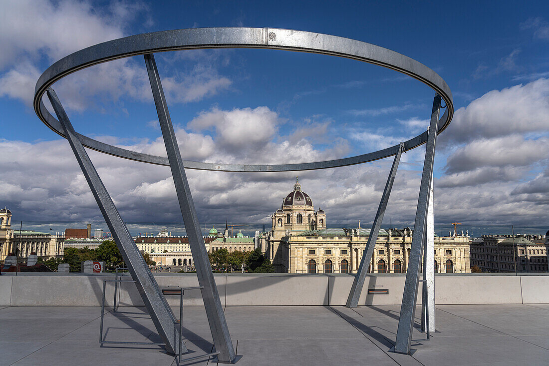 Die MQ Libelle auf dem Dach des Leopold Museum mit Blick auf das  Kunsthistorische Museum, MuseumsQuartier MQ in Wien, Österreich, Europa