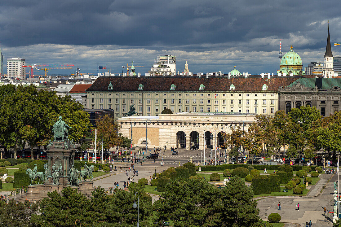 Blick über den Maria-Theresien-Platz mit dem Maria-Theresien-Denkmal zu Burgtor und Hofburg, Wien, Österreich, Europa  