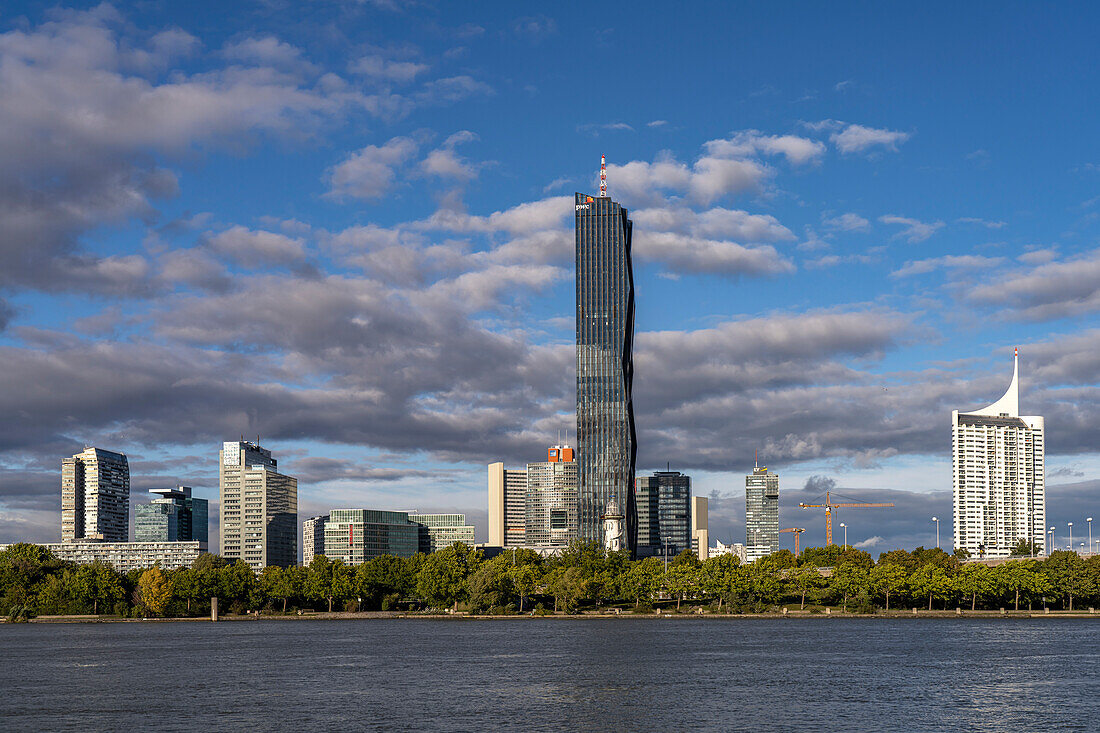 Donauinsel mit Leuchtturm und Skyline der Donau City in Wien, Österreich, Europa 