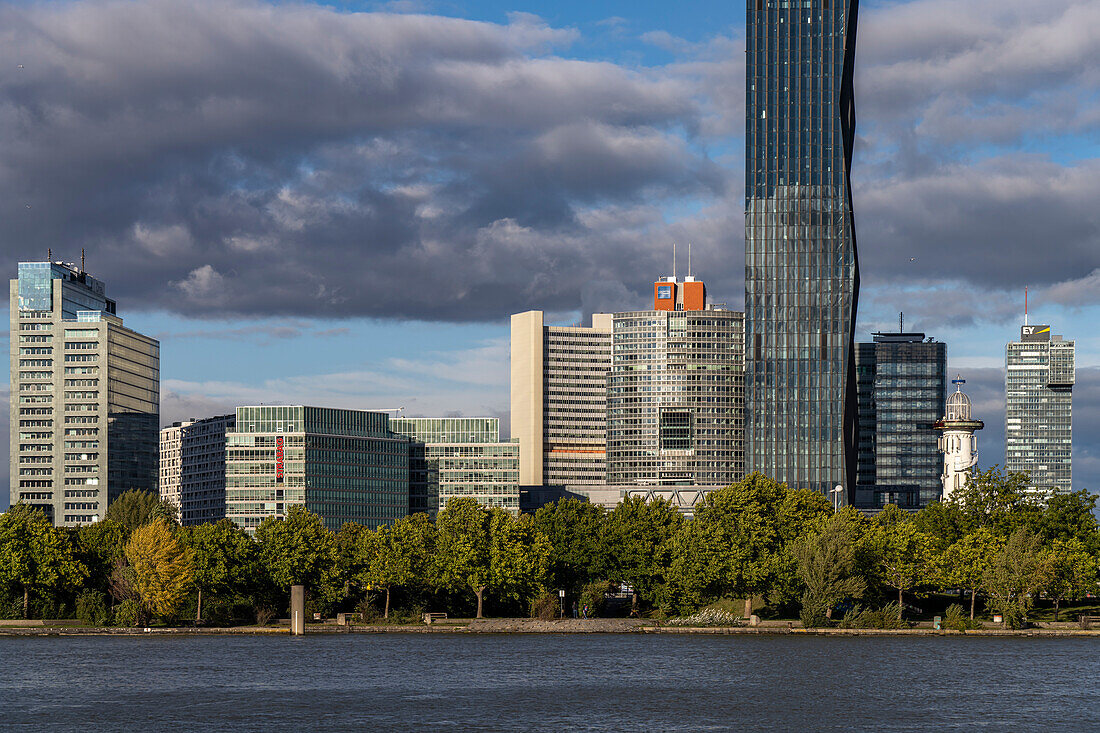 Donauinsel mit Leuchtturm und Skyline der Donau City in Wien, Österreich, Europa  