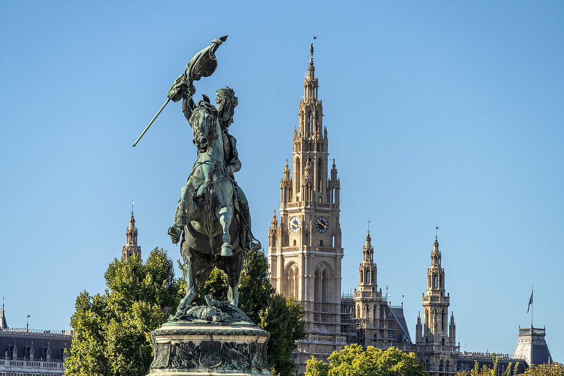 Das Reiterstandbild Erzherzog Karl auf dem Heldenplatz und das Rathaus in Wien, Österreich, Europa