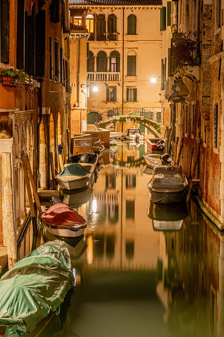 Italien, Veneto, Venedig, Kanal in Venedig, Nachts, Boote